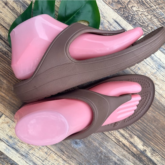 CROCS Shoes - CROCS PLATFORM FLIP FLOPS PERFECT FOR SUMMER SIZE 9 TAN GUC